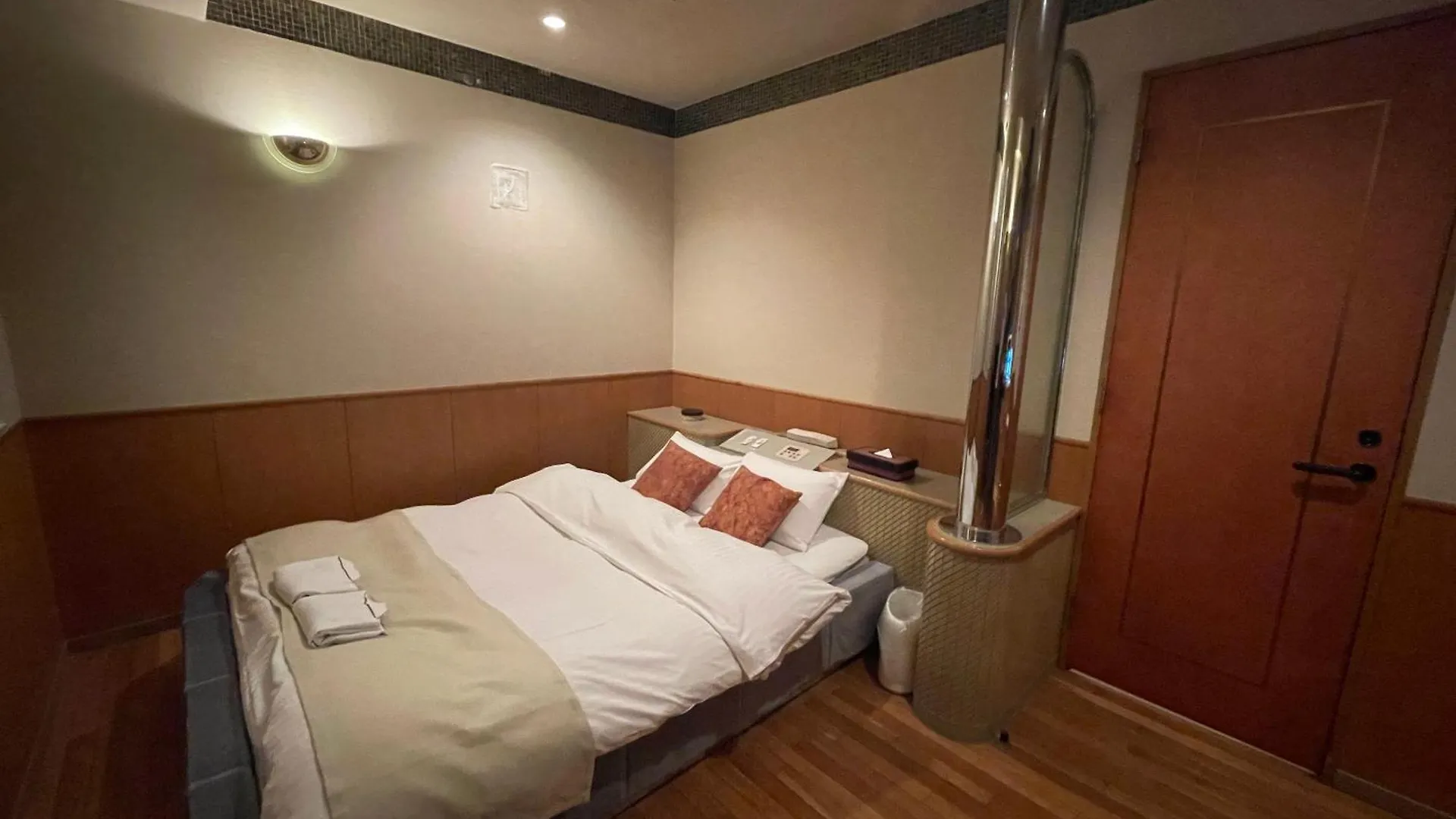 Hotel Luxe - Adult Only contacts